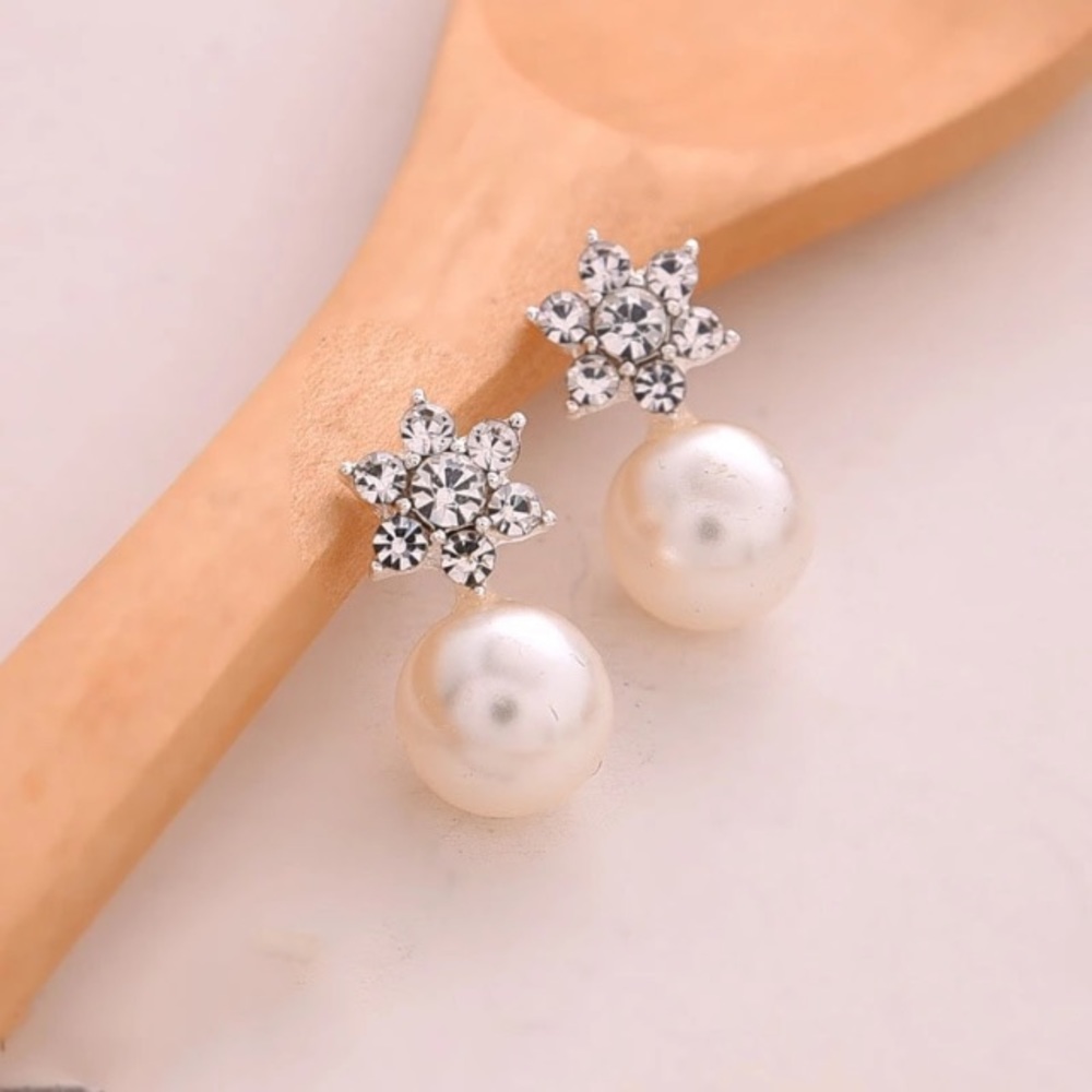 NEW!💙💎SNOWFLAKE❄️FLOWER PEARL CRYSTAL STUDS!💎💙 - Picture 2 of 4